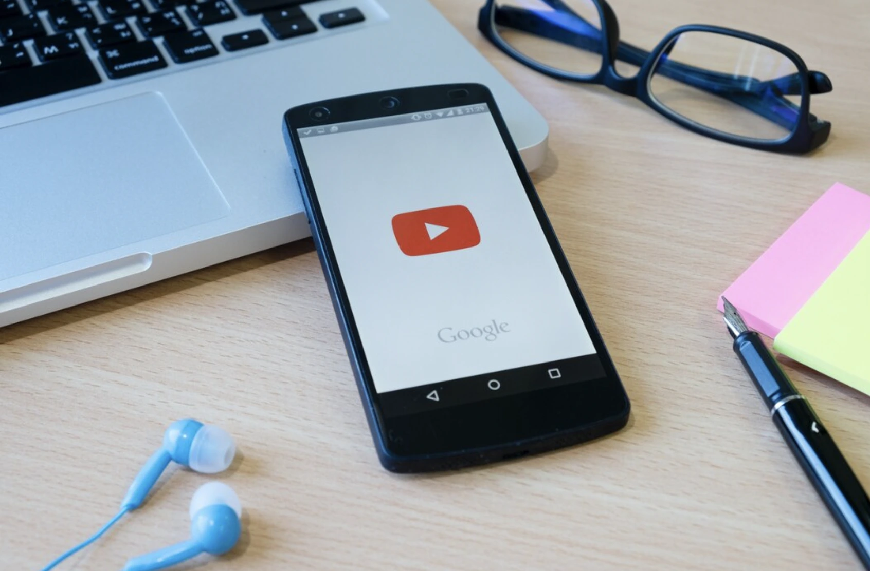 Cómo una YouTuber Está Engañando a los Bots de IA que Roban su Contenido