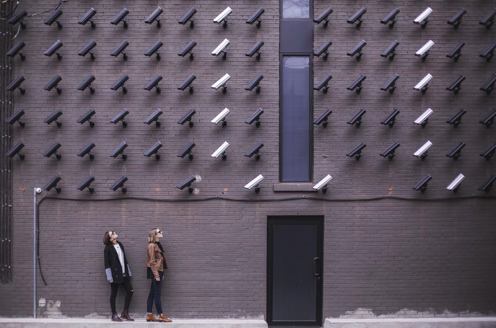 Google Levanta la Prohibición Sobre el Uso de la IA para Armas y Tecnologías de Vigilancia