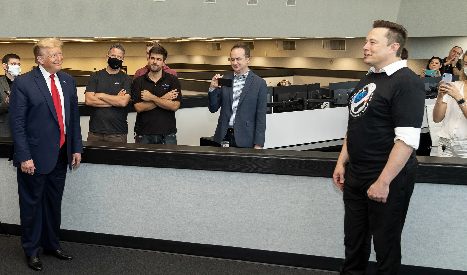 Video de IA de Trump Besando los Pies de Musk se Transmite en las Oficinas de la Agencia Federal