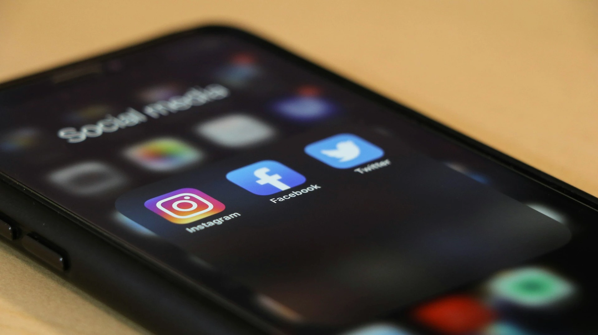El Informe Revela que los Niños Australianos Bypass Fácilmente las Restricciones de Edad en las Redes Sociales