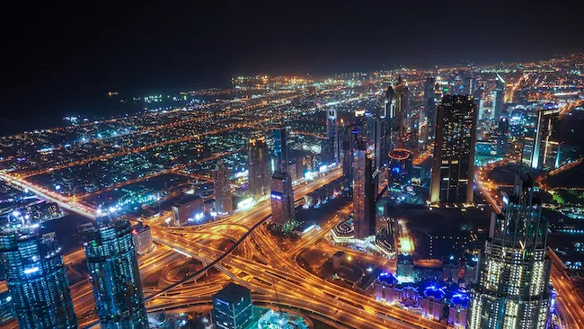 ¿IA en el Parlamento? Los Emiratos Árabes Unidos Planifican un Proceso de Reforma de Leyes Automatizado