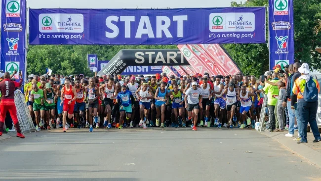 Robots Humanoides Corren la Primera Media Maratón Junto a Humanos en Beijing
