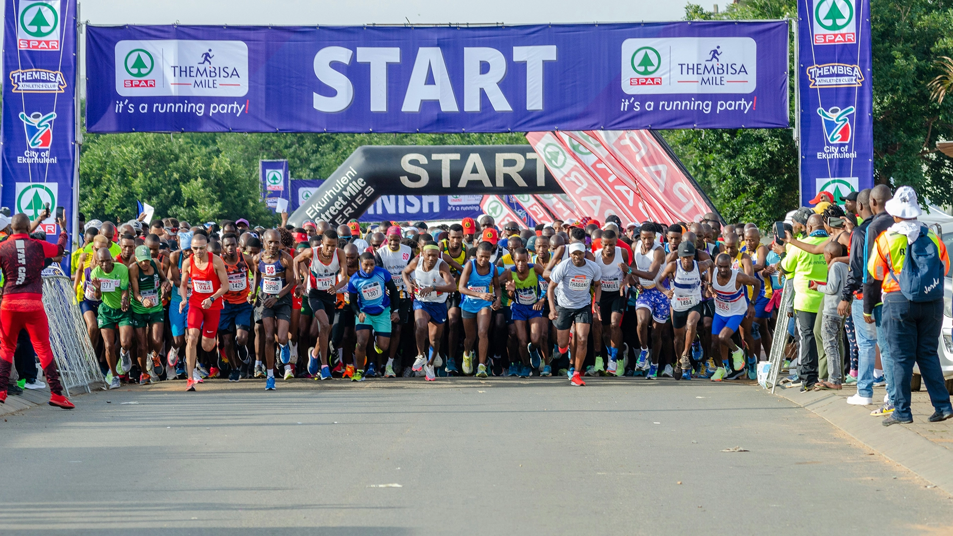 Robots Humanoides Corren la Primera Media Maratón Junto a Humanos en Beijing