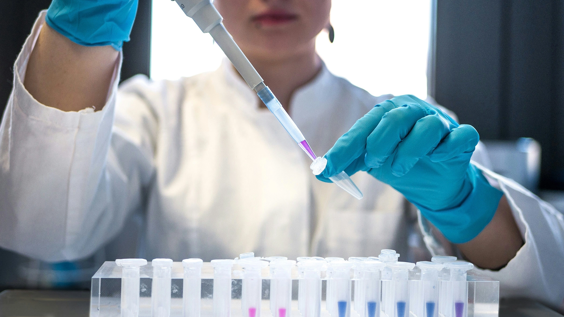 Polémico Artículo sobre IA Retirado Tras Investigación del MIT