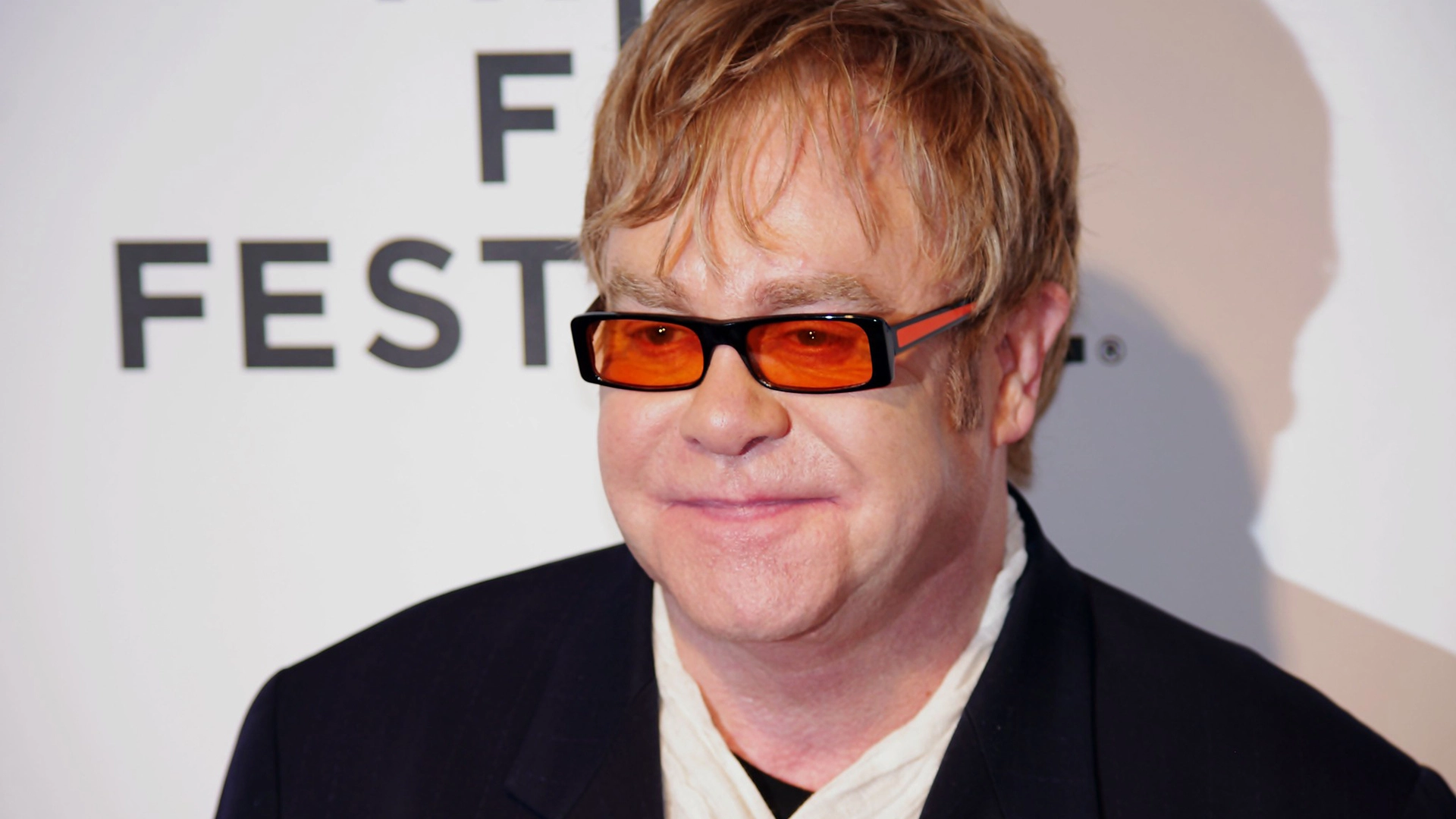 Varios Artistas, Incluyendo a Elton John, Condenan el Plan de Derechos de Autor de IA del Reino Unido