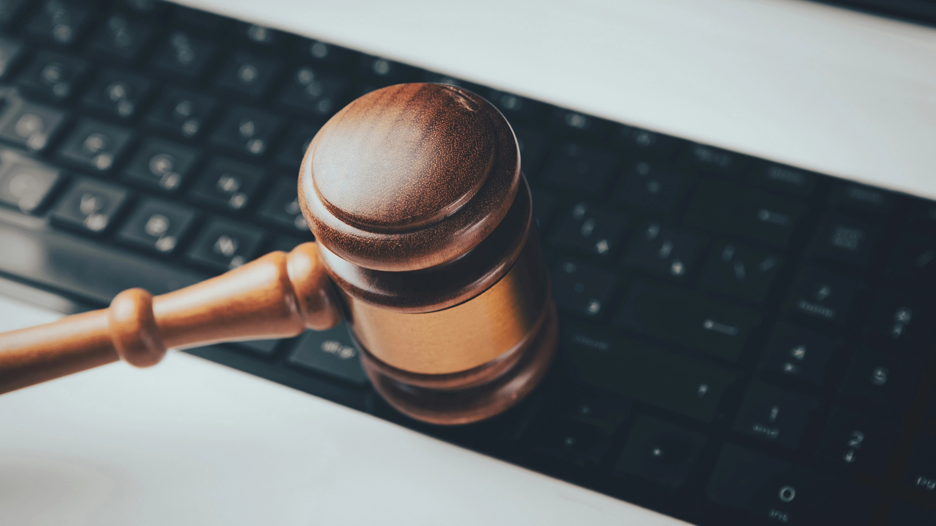 Los Abogados de Anthropic Asumen la Responsabilidad por la Alucinación de IA en Demanda por Derechos de Autor