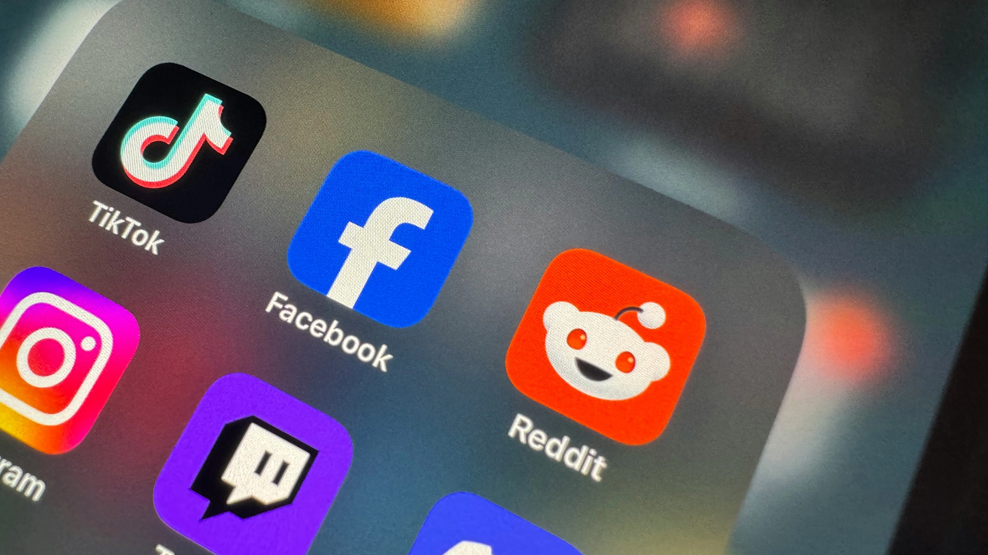 Reddit Demanda a Anthropic por Rastrear la Plataforma más de 100,000 Veces