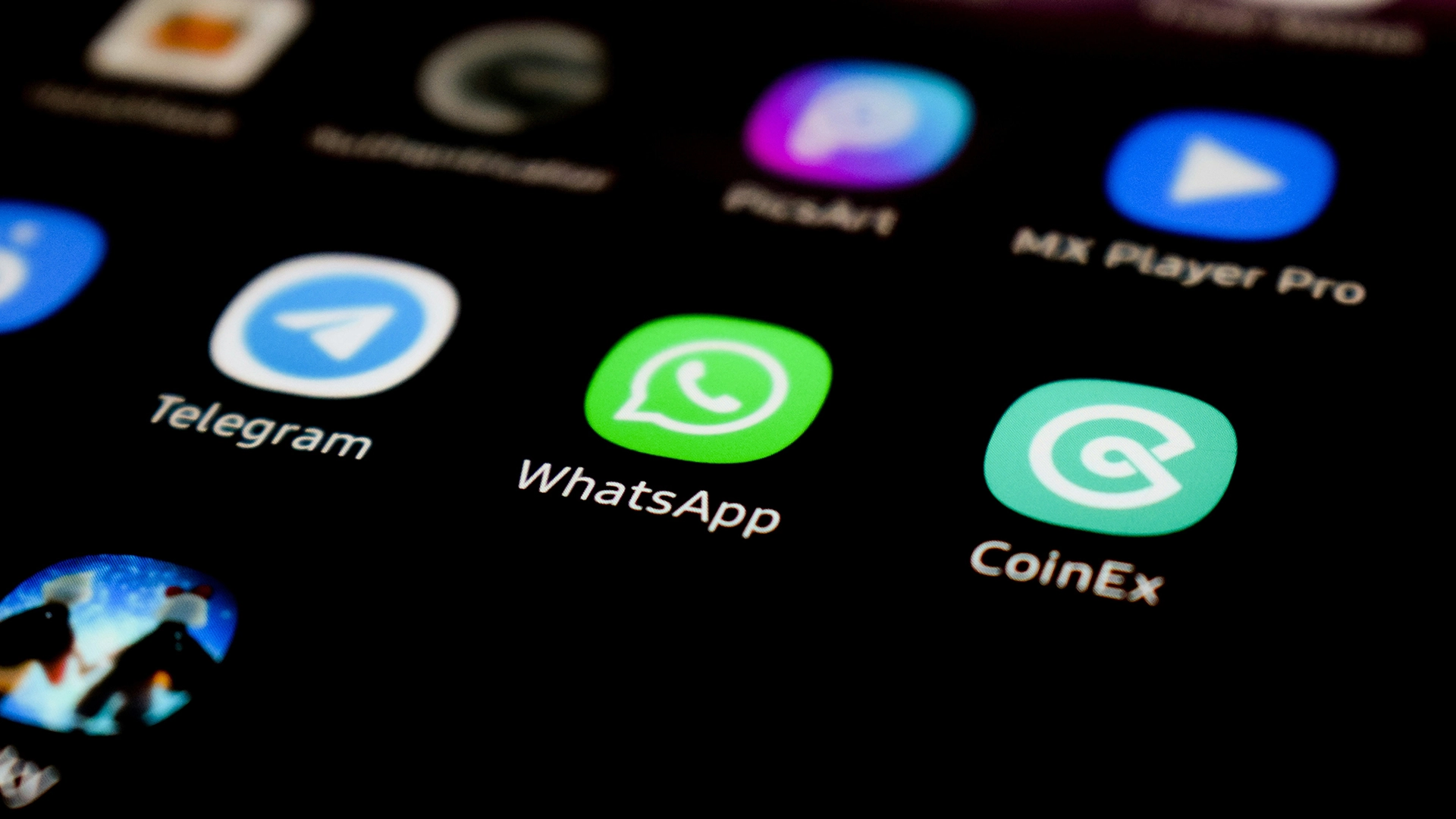 WhatsApp Lanza Anuncios en Estado, Agrega Funciones de Canal de Pago