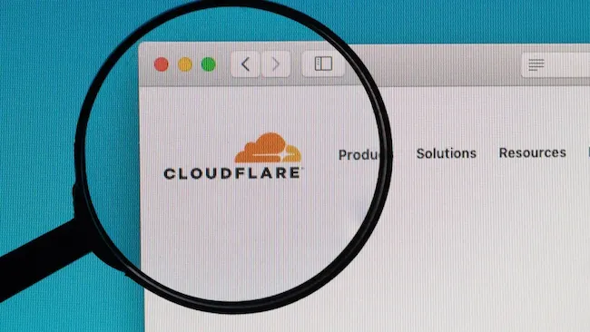 Cloudflare permite a los sitios cobrar a los bots de IA con ‘Pago por Rastreo’