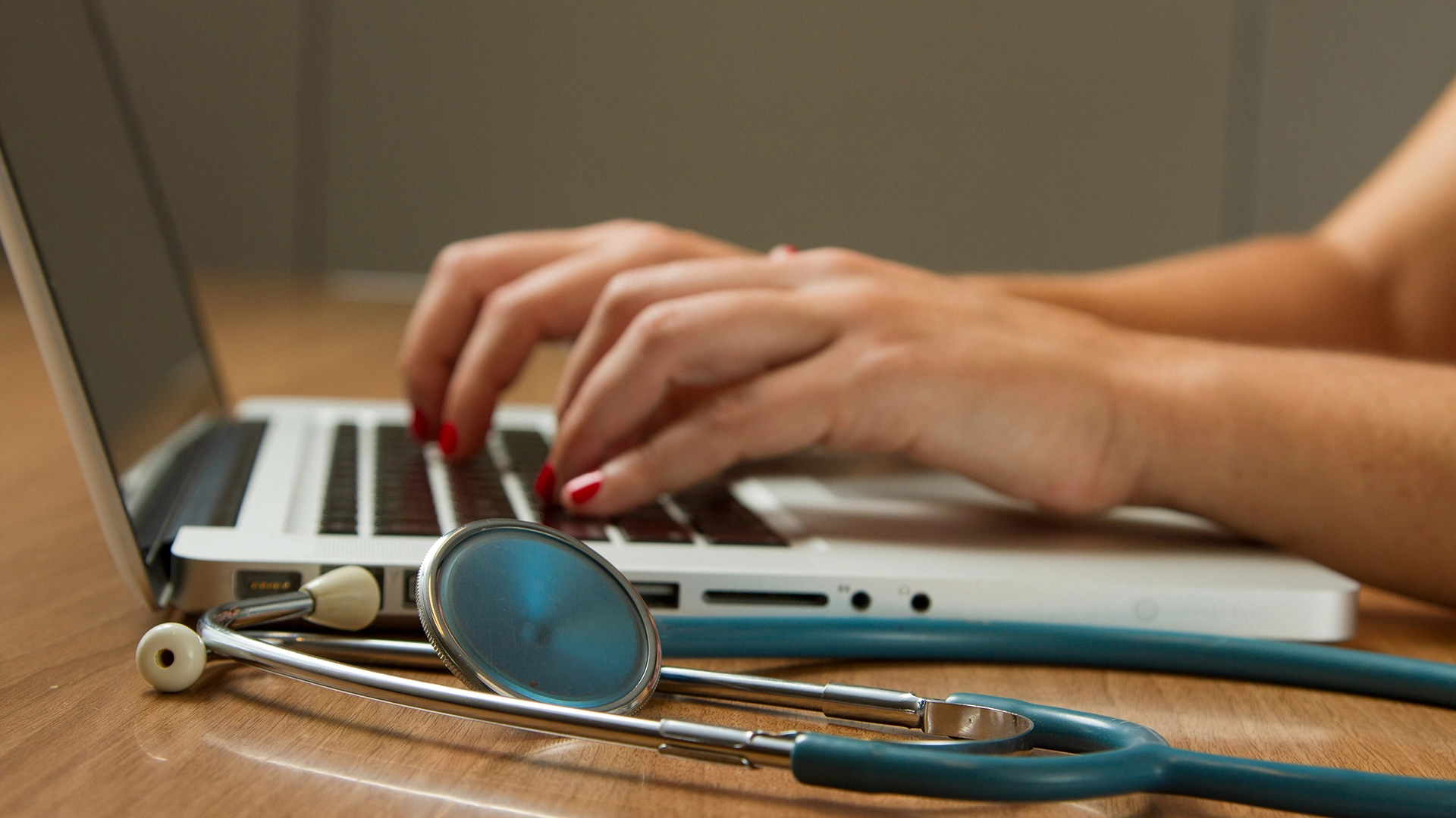 La IA Facilita la Lectura de Notas Médicas, Pero Aún Persisten Problemas de Confianza