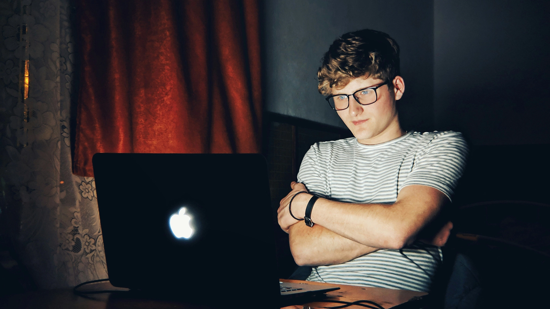 YouTube implementará un sistema de IA para identificar a usuarios adolescentes en los EE.UU.