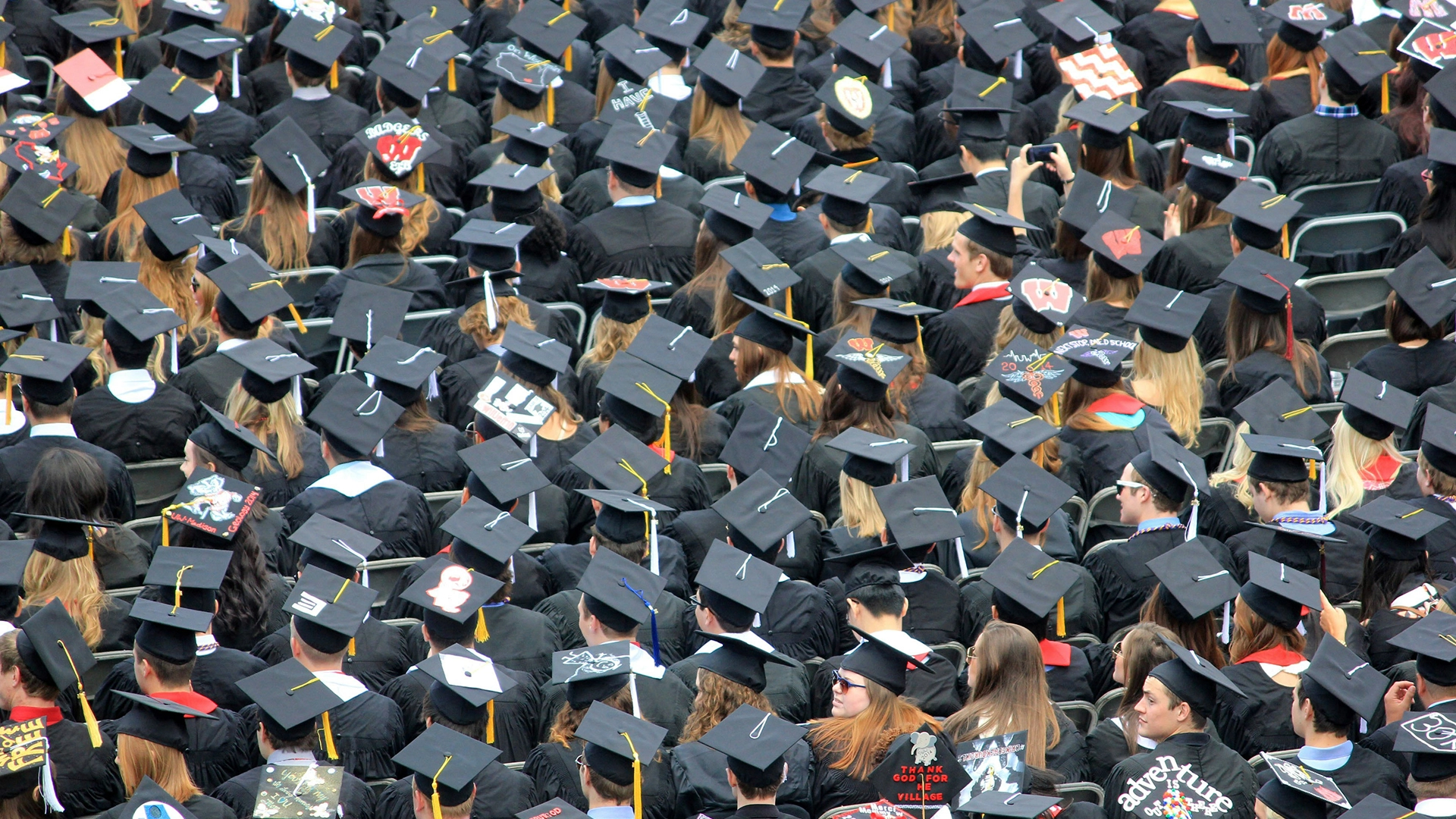 Clase del 2025: Los Primeros Graduados Universitarios Completamente Educados por IA