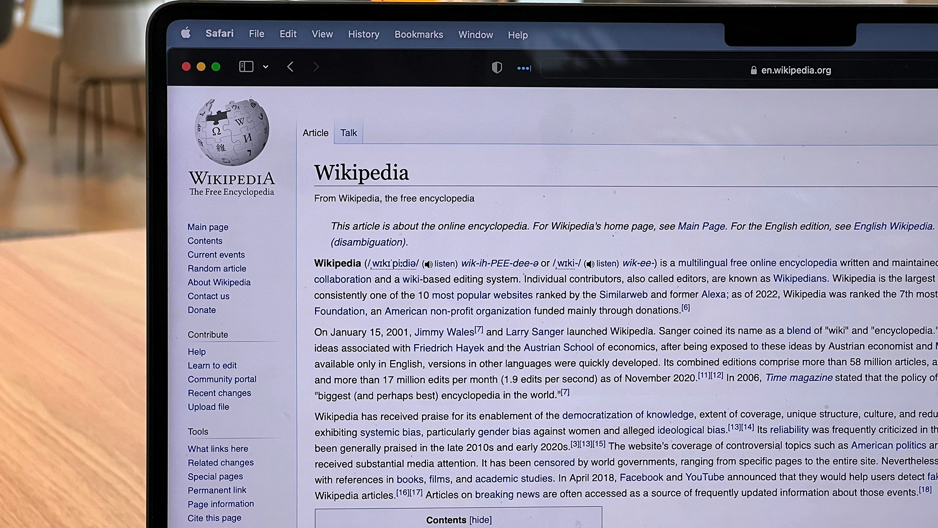 Wikipedia endurece las reglas para combatir los errores generados por la Inteligencia Artificial