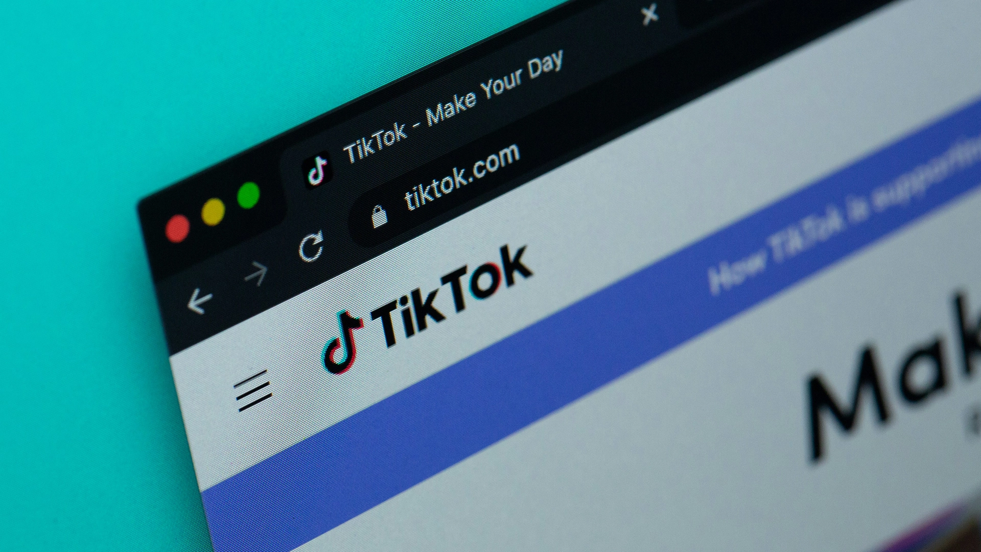 Nuevo Engaño en TikTok Utiliza Anuncios de IA y Spyware para Engañar a los Usuarios