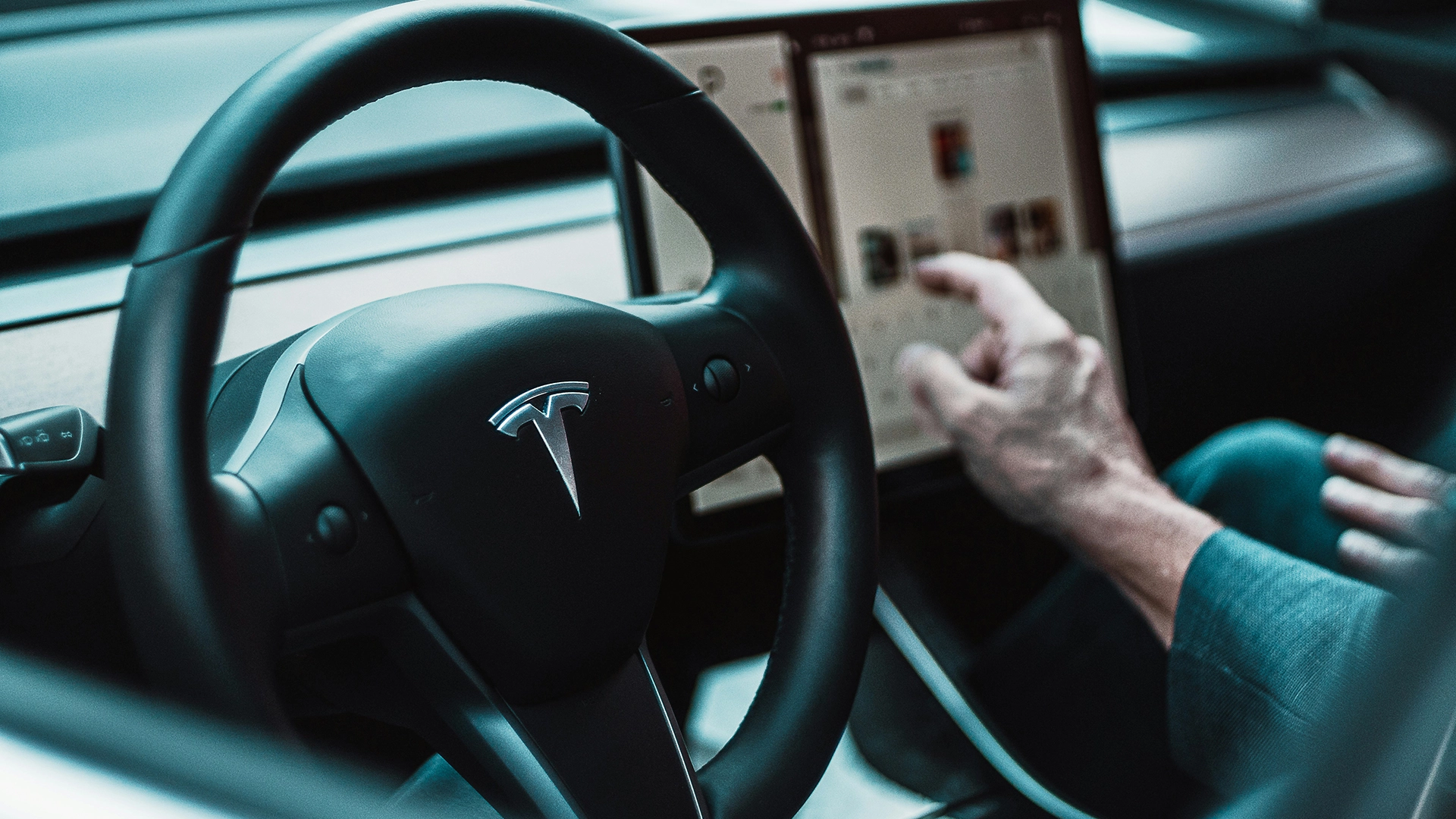 Tesla Recibe un Veredicto de $243M Después de que un Hacker Recupera Datos del Accidente