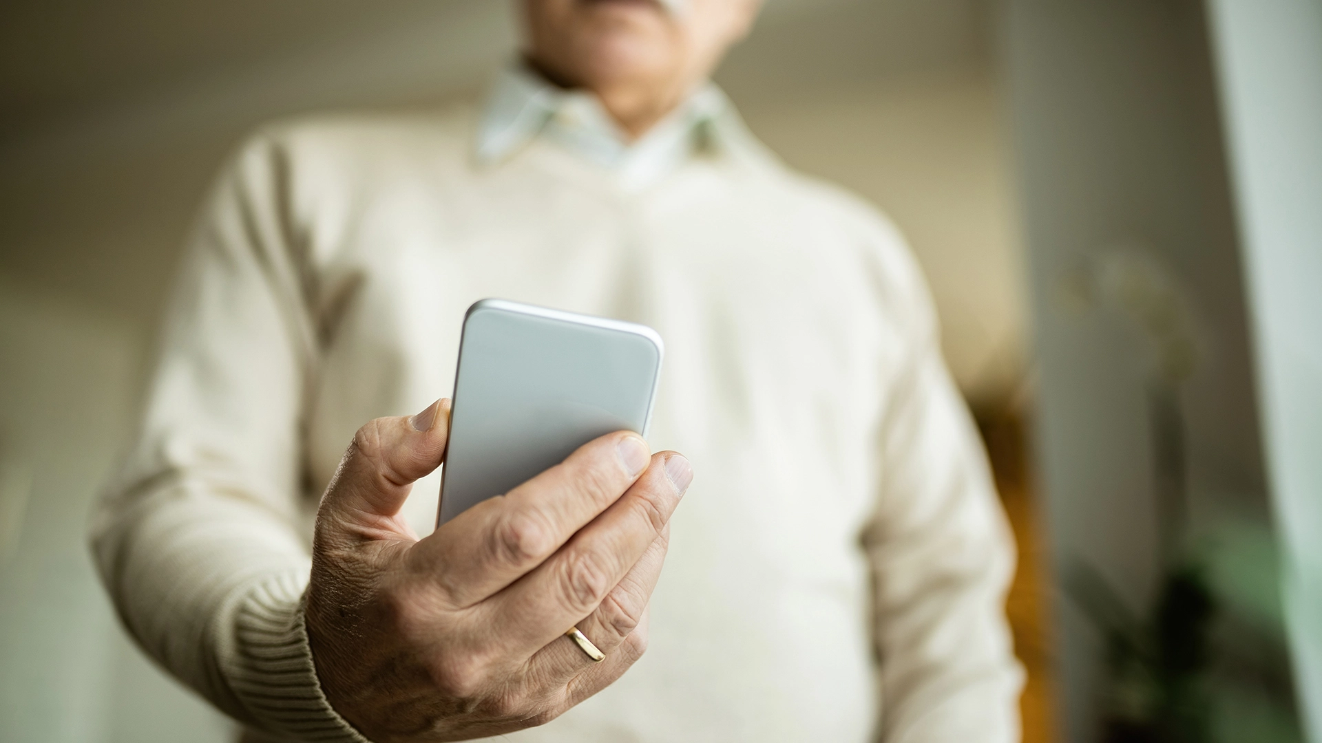 Un Anciano Fallece Intentando Conocer a un Chatbot IA que Creía Real
